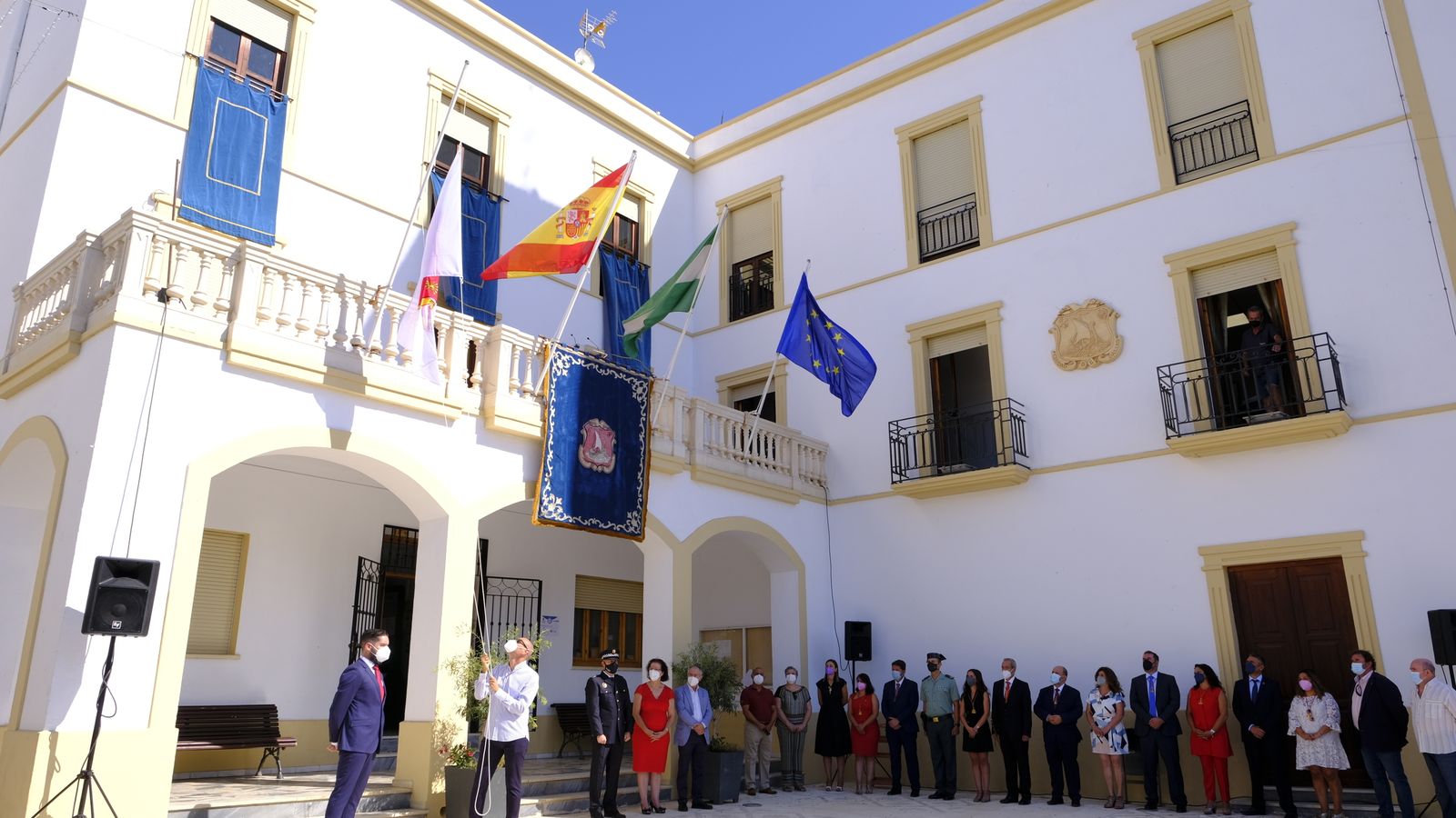 Izada de banderas en el Ayuntamiento a cargo de los colectivos que han luchado contra la Covid.