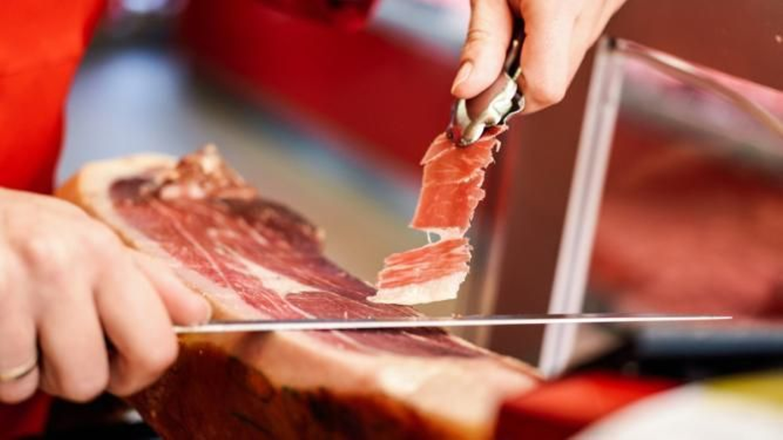 Profesional cortando jamón.