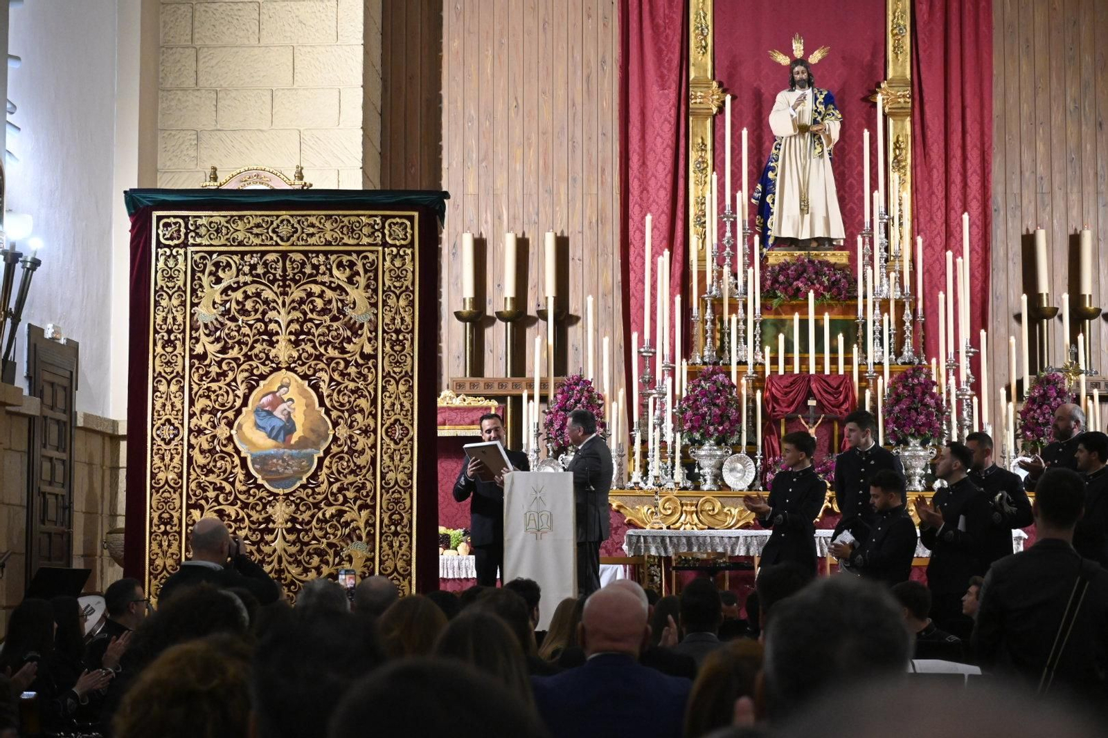 Presentación del nuevo techo de palio para la Hermandad de la Cena