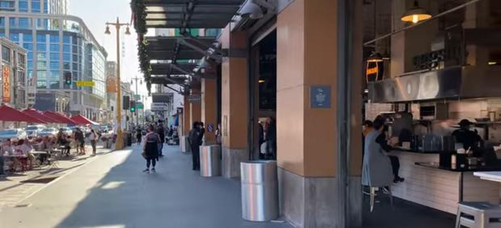 Momento de uno de los vídeos que circulan por YouTube caminando por las ciudades.