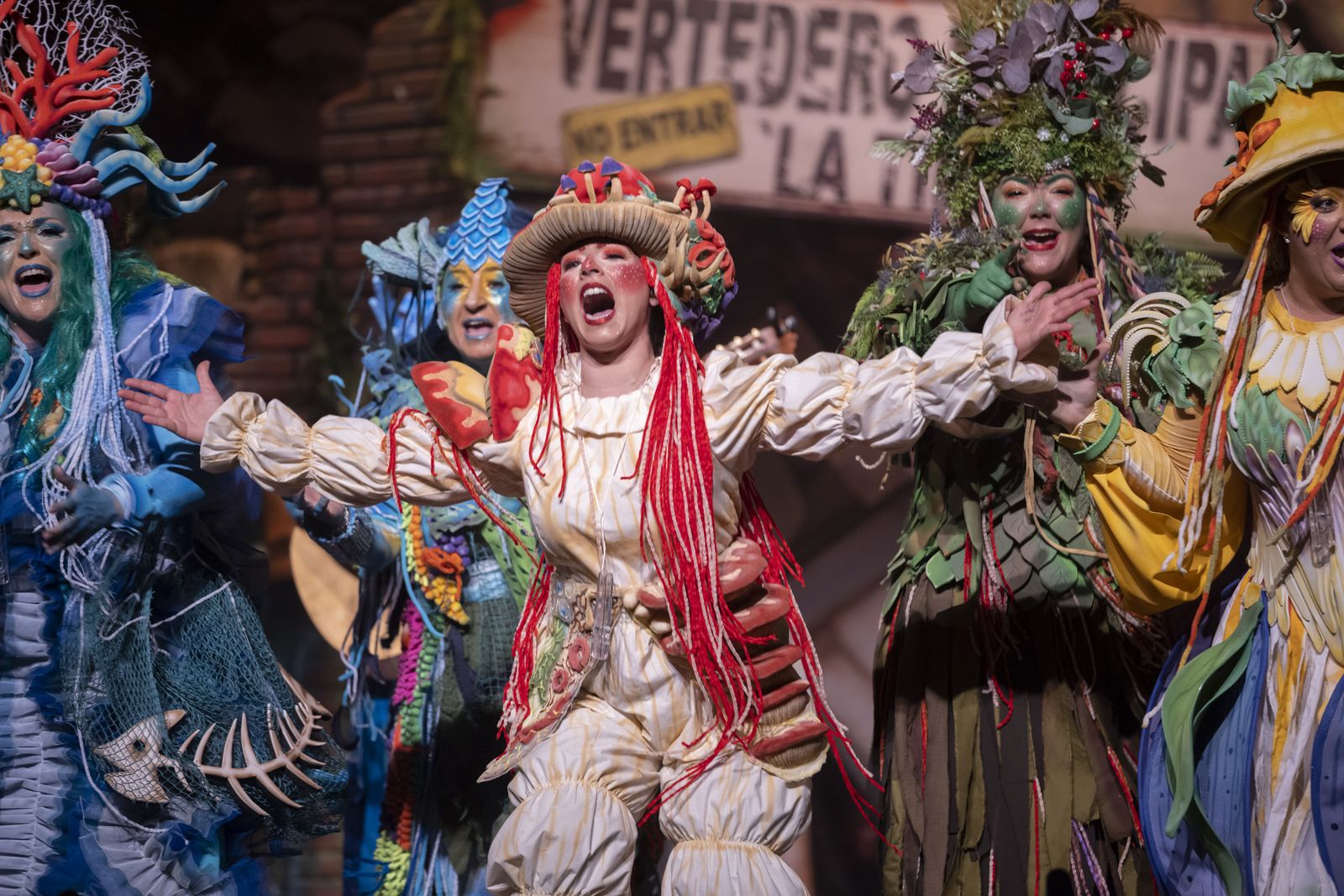 Imágenes de la actuación de la comparsa de Huelva "La vieja verde" en el Carnaval Colombino