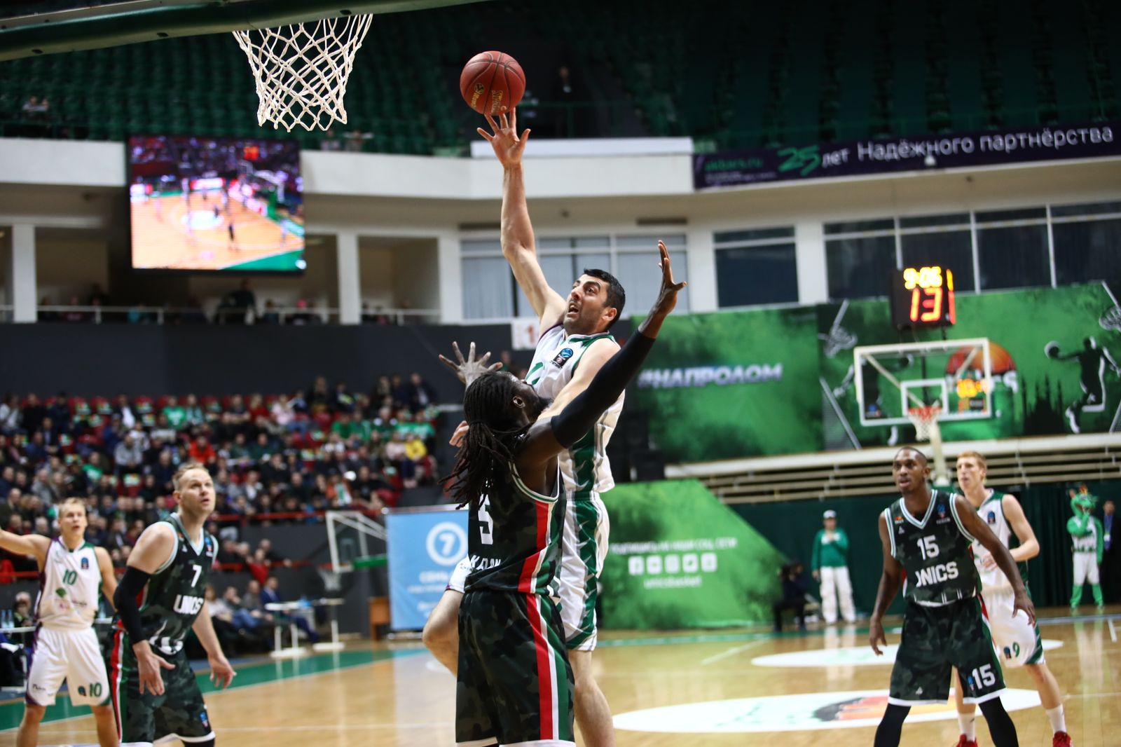 Shermadini lanza ante Ndour.