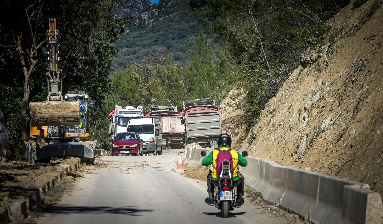 Trabajos en la carretera de acceso a Benamahoma, afectada por las borrascas.