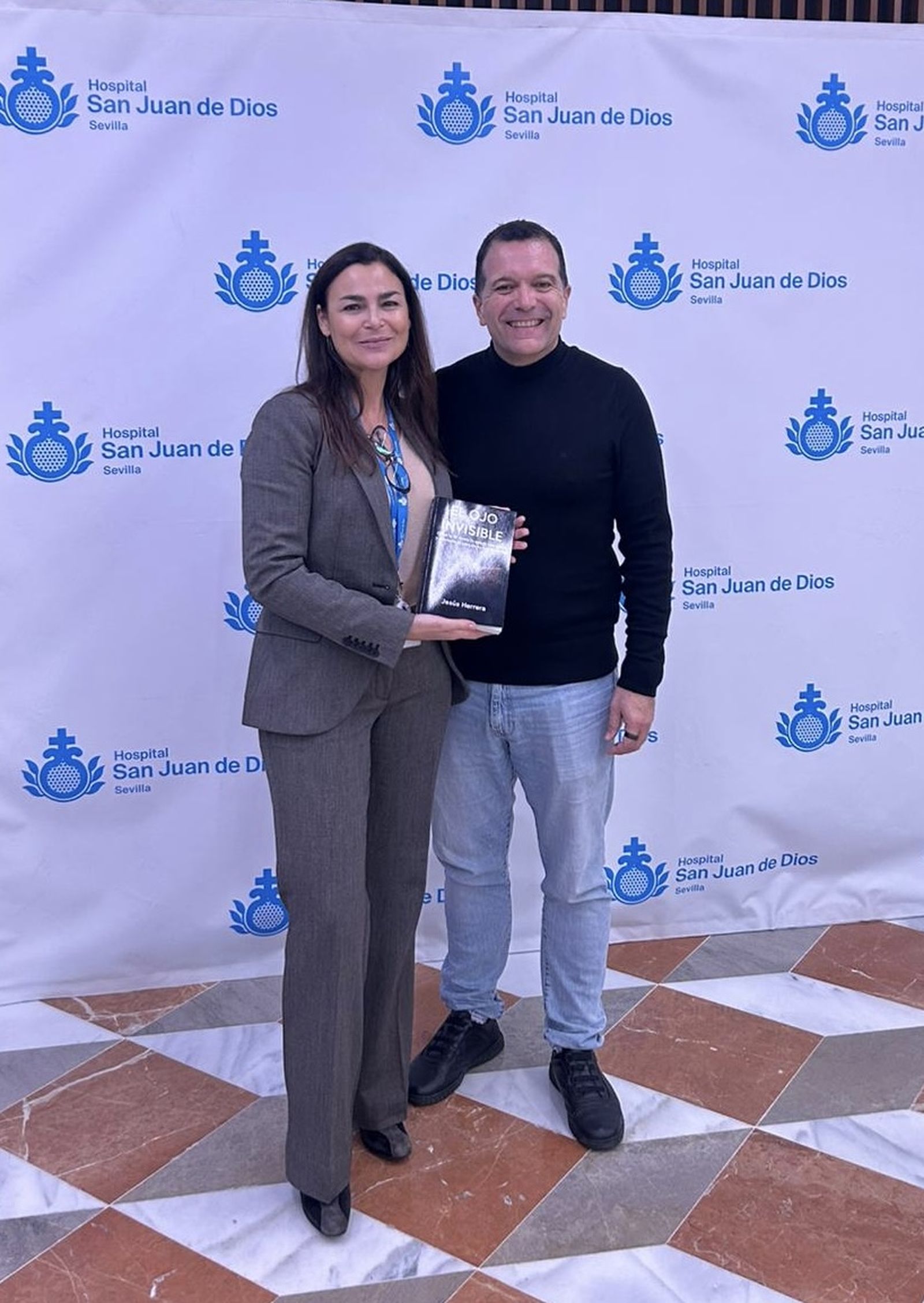 María Jesús Pareja, directora gerente del centro, junto a Jesús Herrera, autor del libro 'El ojo invisible'.