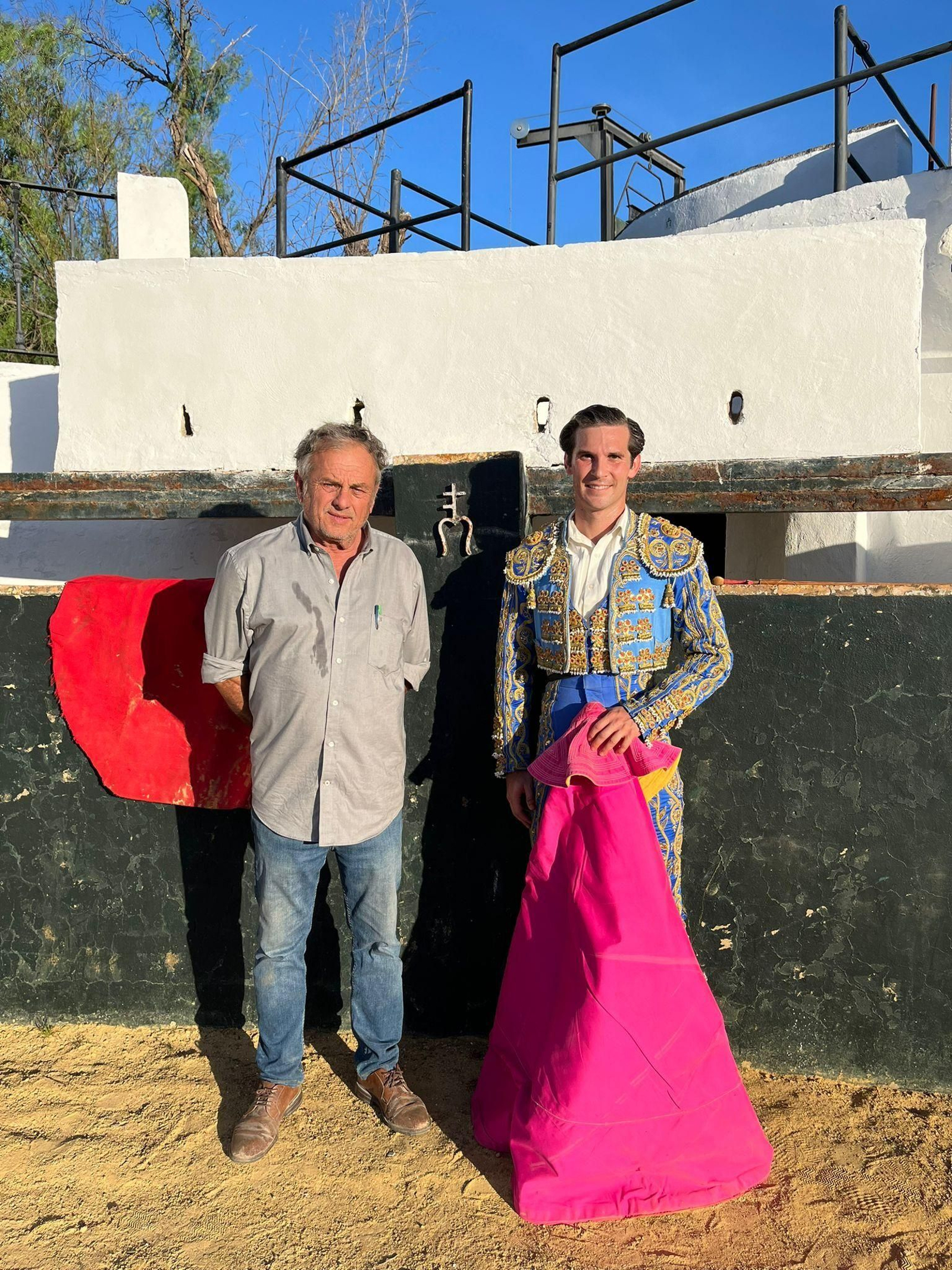 El futuro matador, con el ganadero José Murube en la finca Las Cobatillas.
