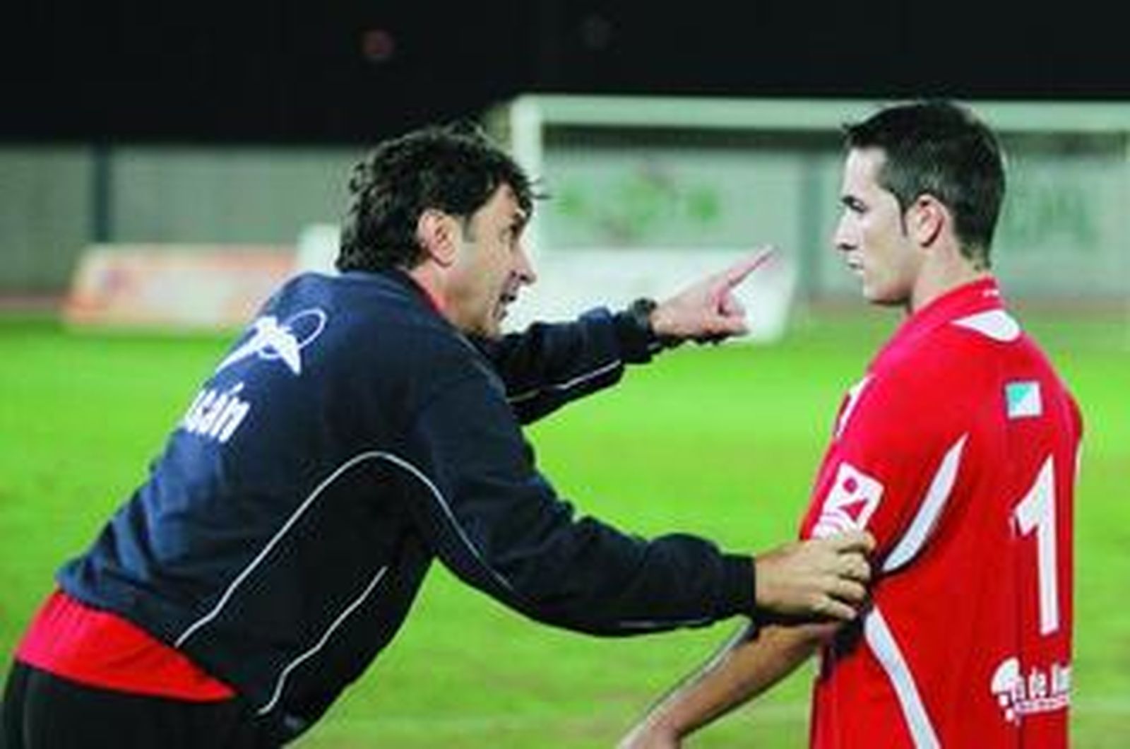 Ramón Florit le da instrucciones a Javicho, durante la primera mitad.