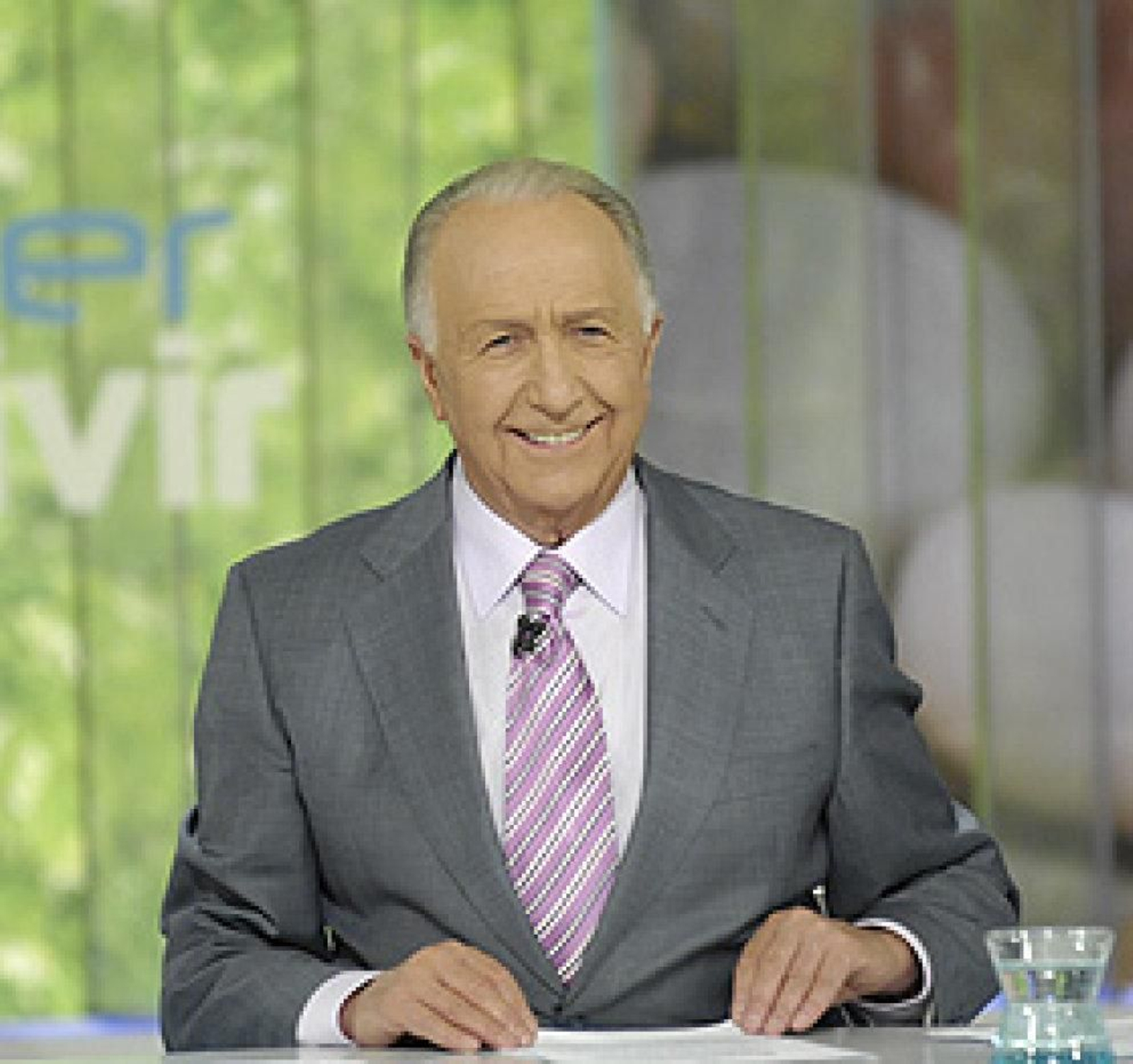 Manuel Torreiglesias primer presentador del programa 'Saber vivir'.