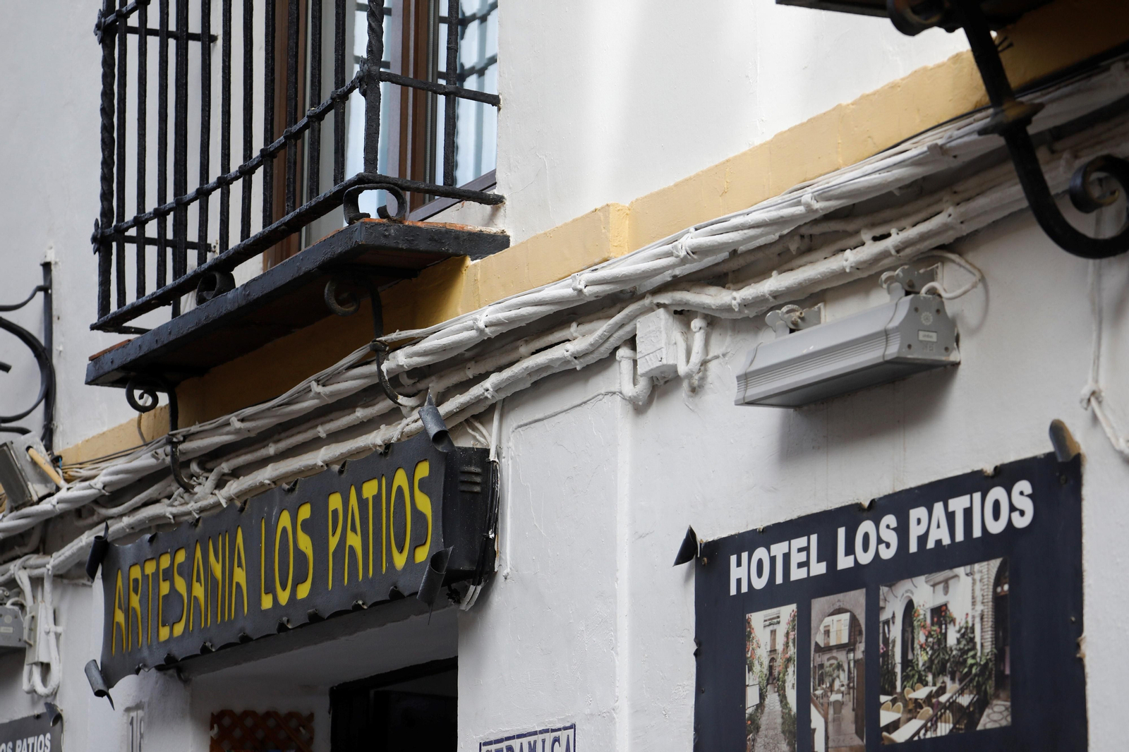 El cableado aéreo campa a sus anchas en el Casco Histórico de Córdoba, en imágenes
