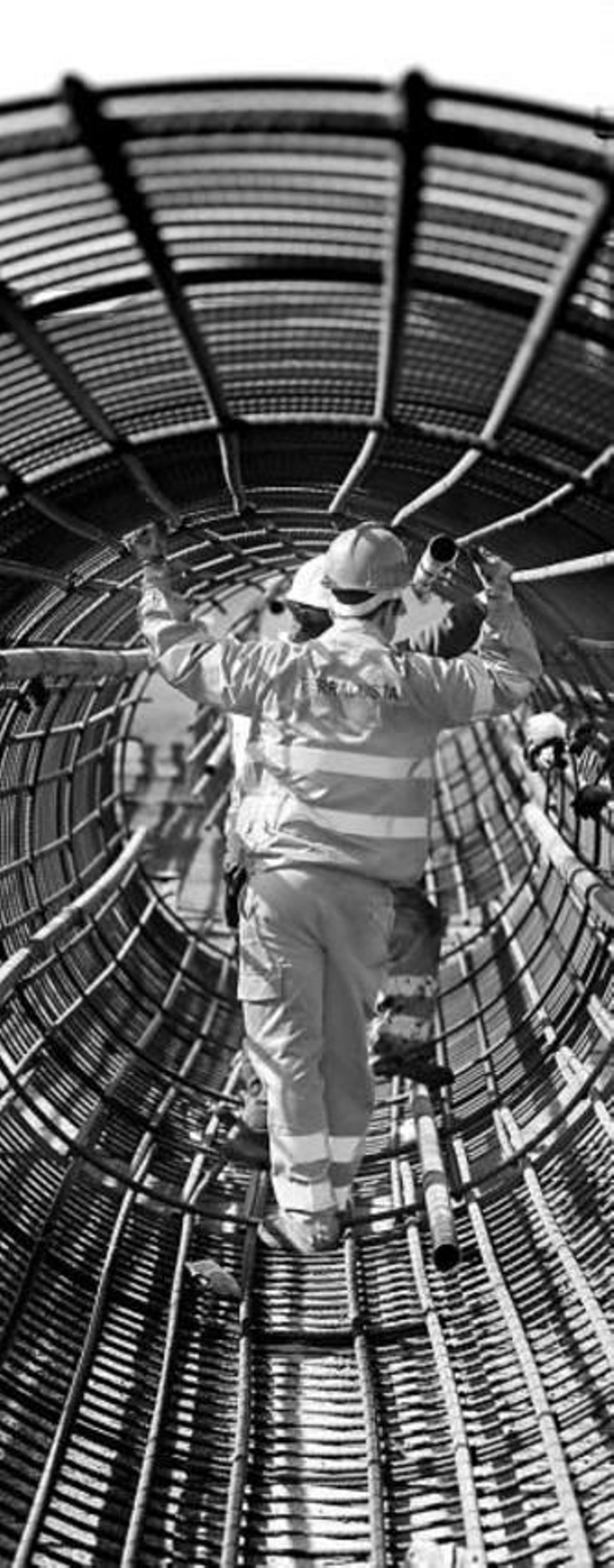 1. Un trabajador en el interior de una de las armaduras para los pilotes de la pila trece, la gran torre que se levantará en tierra, en el Muelle de la Cabezuela. 2. La hormigonera trabaja en la construcción de la pila 37, junto al Río San Pedro  3. El viento de Levante hace que los trabajadores se llenen la cara de carbonilla.