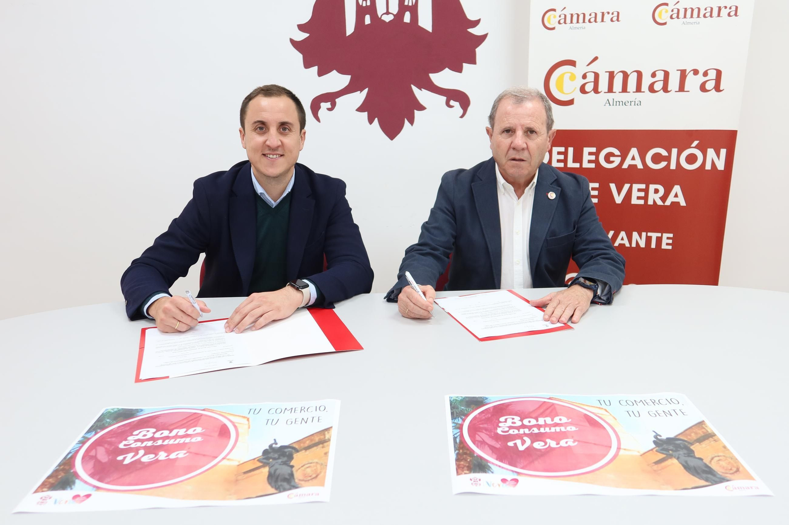 Alfonso García y Jerónimo Parra firman un nuevo acuerdo de bonos para el consumo.