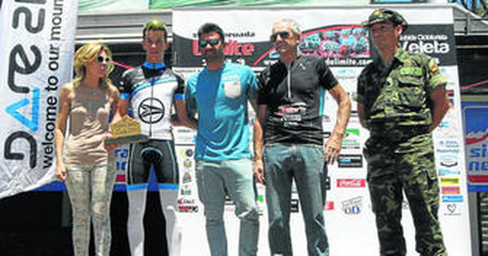 Juan José Martínez en el podio junto a Pereiro y los organizadores de la prueba.