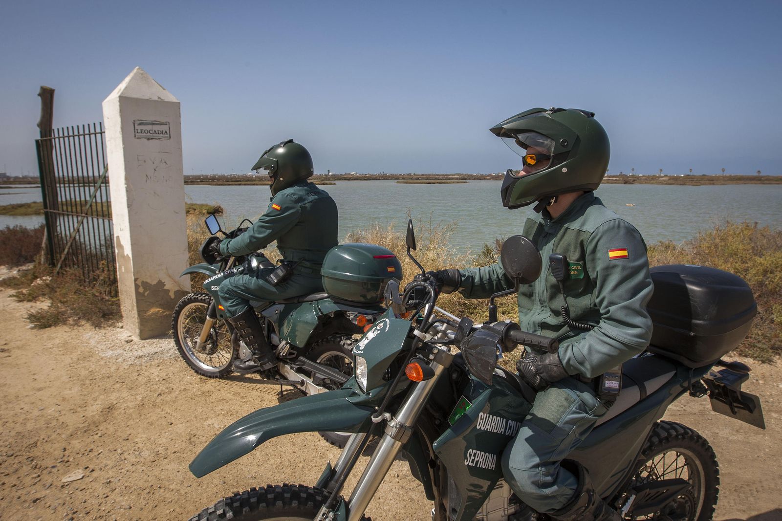 Agentes del Seprona, el pasado viernes tras inspeccionar la piscifactoría de La Leocadia.