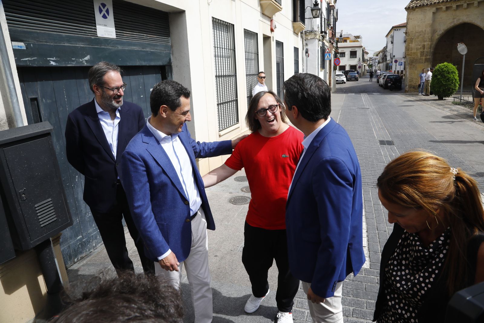 La visita de Juanma Moreno a los Patios de Córdoba, en imágenes