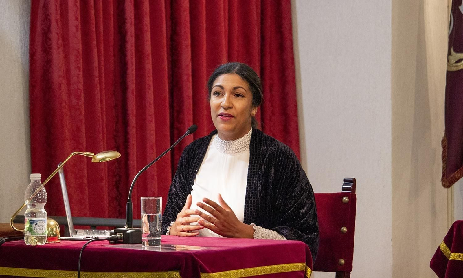 Alejandra Guerra, en una conferencia en la Academia San Dionisio.