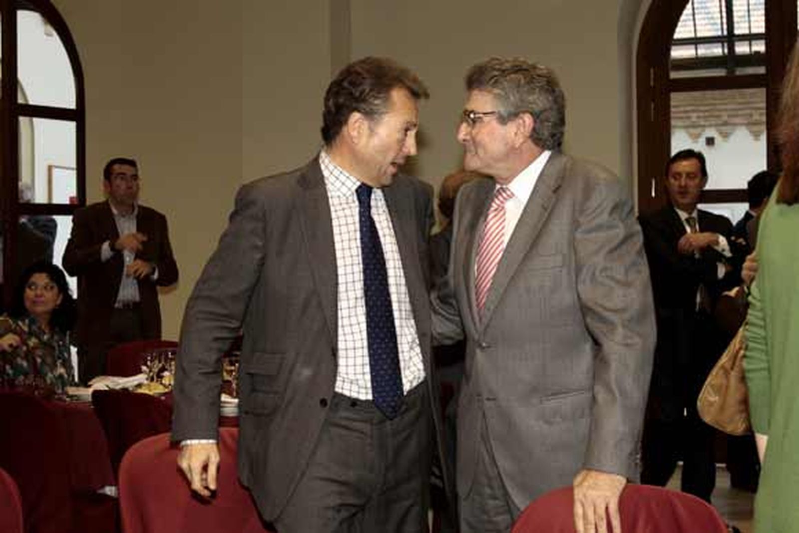 José Joly Martínez de Salazar, presidente del Grupo Joly, saluda a Luis Pizarro, presidente del Consorcio del Bicentenario, antes de que este inicie su conferencia en el Foro Joly.

Foto: Julio Gonzalez/Joaquin Pino/Lourdes de Vicente