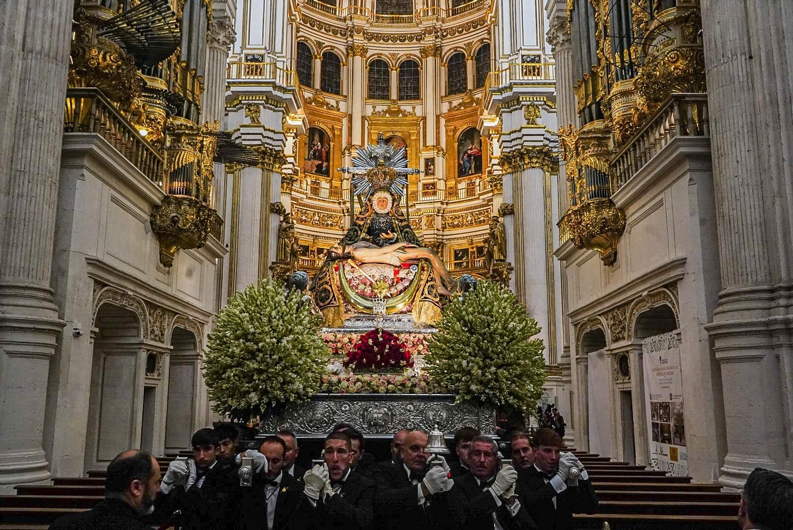 La procesión de la Virgen de las Angustias por Granada, en imágenes