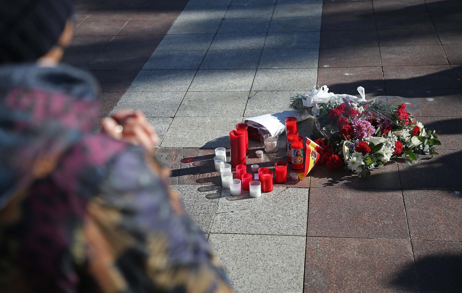 Un ramo de flores, en homenaje a Diego Valencia.