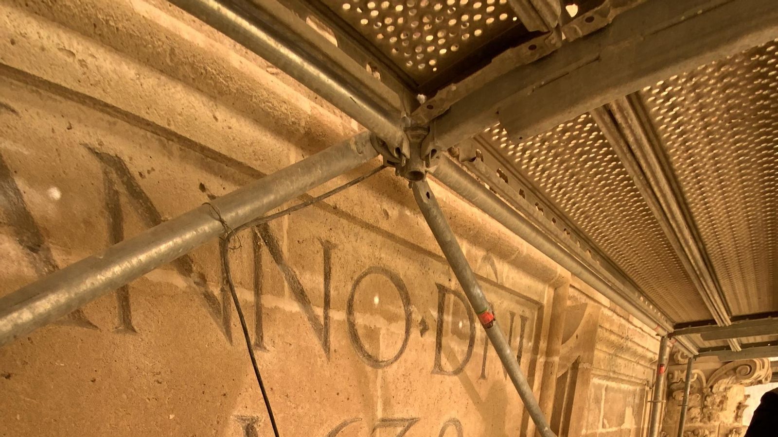 Limpieza en otra de las fachadas superiores.