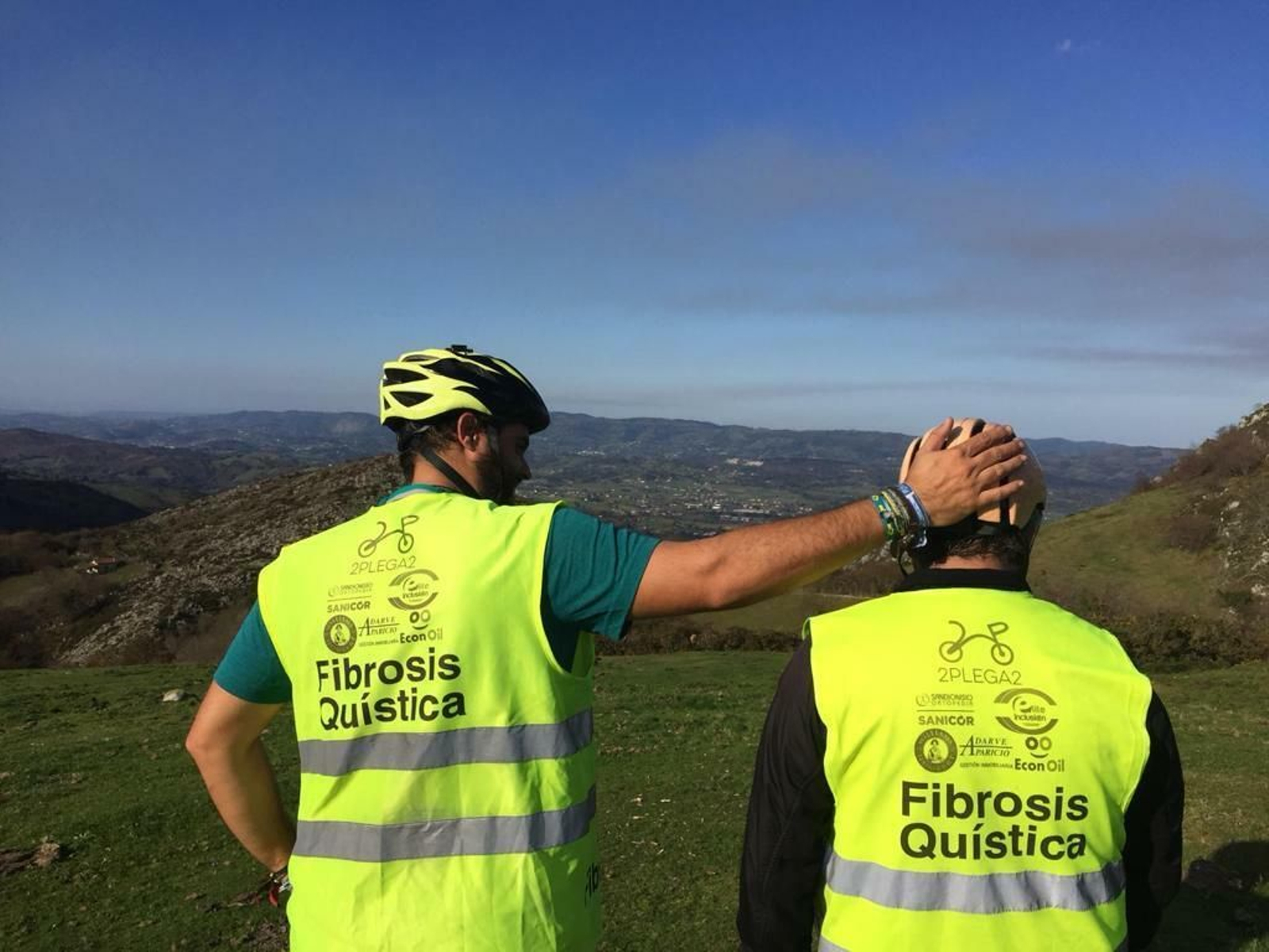 Juan Meira y Pedro Lázaro, en la subida del puerto de Les Praeres, en Nava. Juan Meira y Pedro Lázaro, en la subida del puerto de Les Praeres, en Nava.