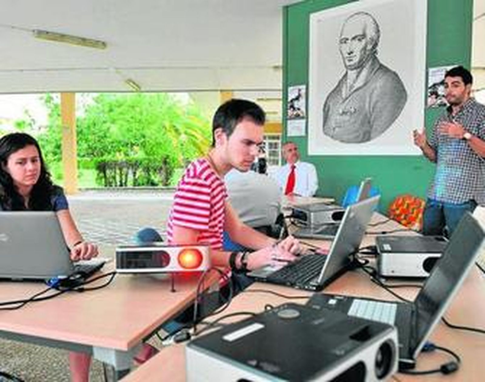 Estudiantes de la Olavide en un laboratorio informático montado en el exterior.