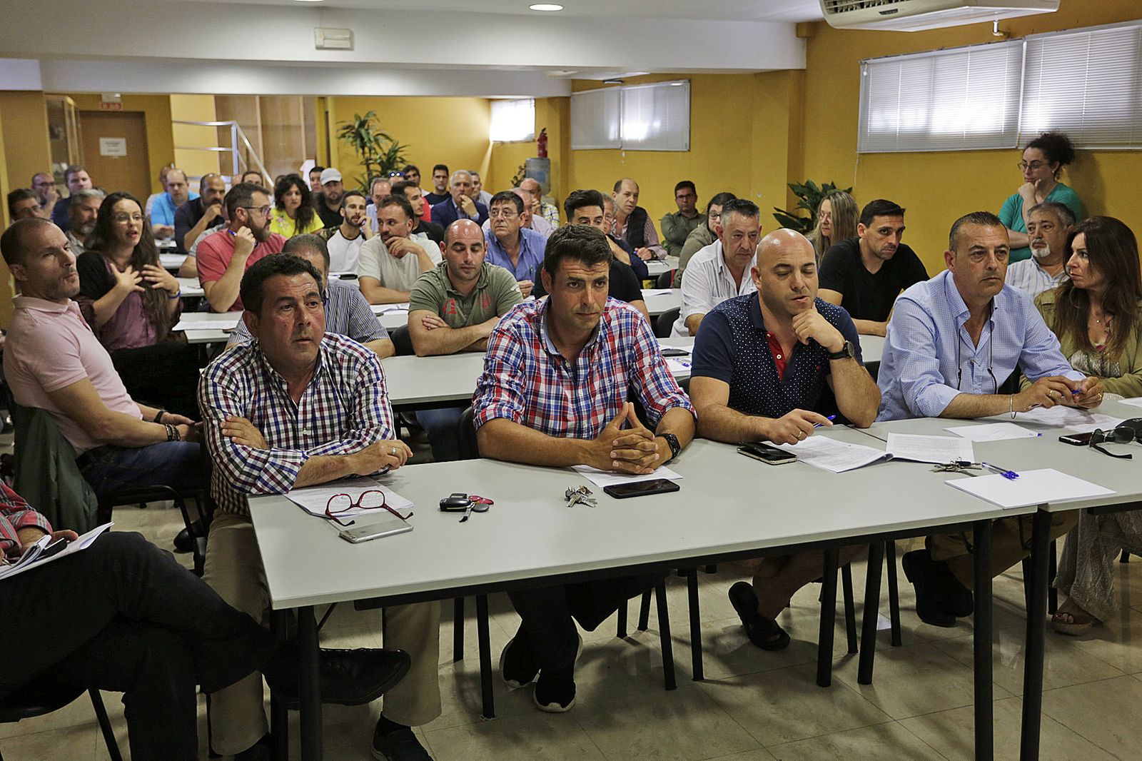 Una imagen de la asamblea de socios celebrada ayer en la sede de Horeca en Cádiz.