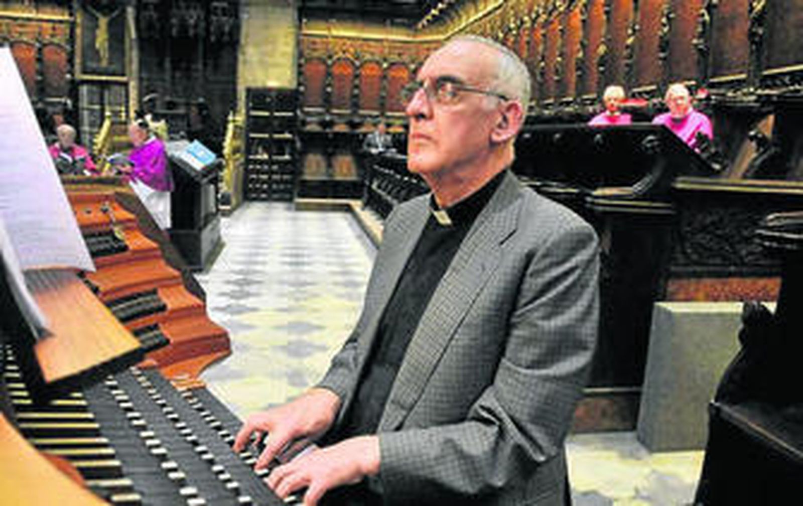El padre Ayarra, 50 años con el órgano de la Catedral