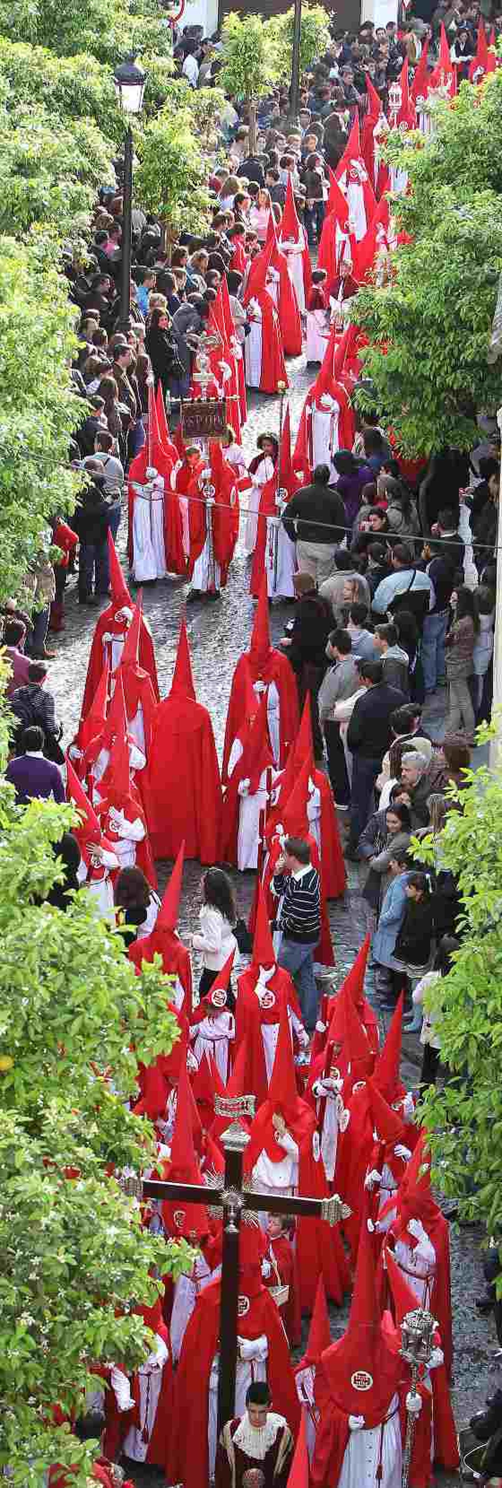 La Cruz de Guía de la hermandad de la Cena se abre paso por una abarrotada plaza de San Marcos.

Foto: M.A. González