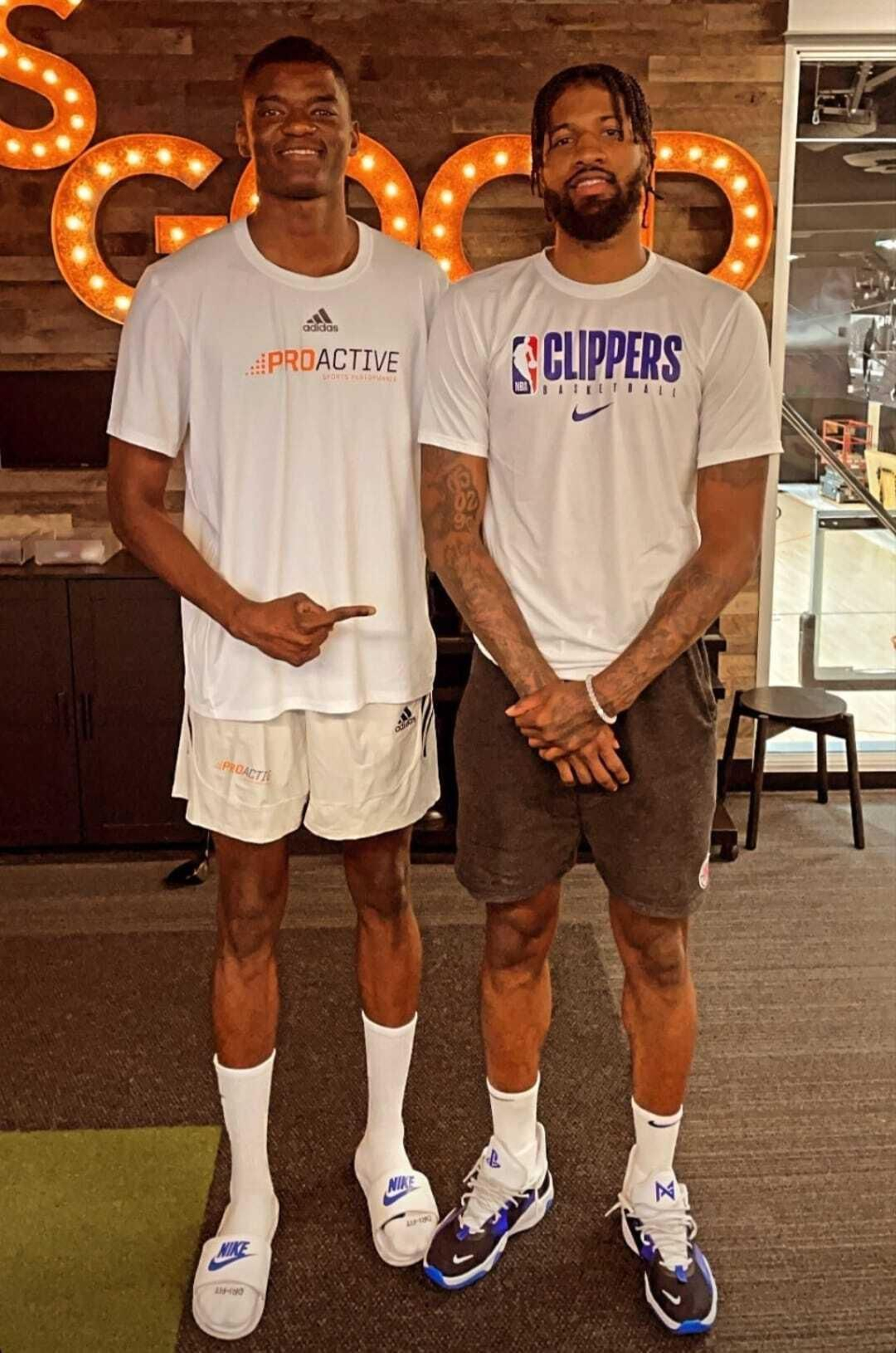 Yannick Nzosa, con Paul George.