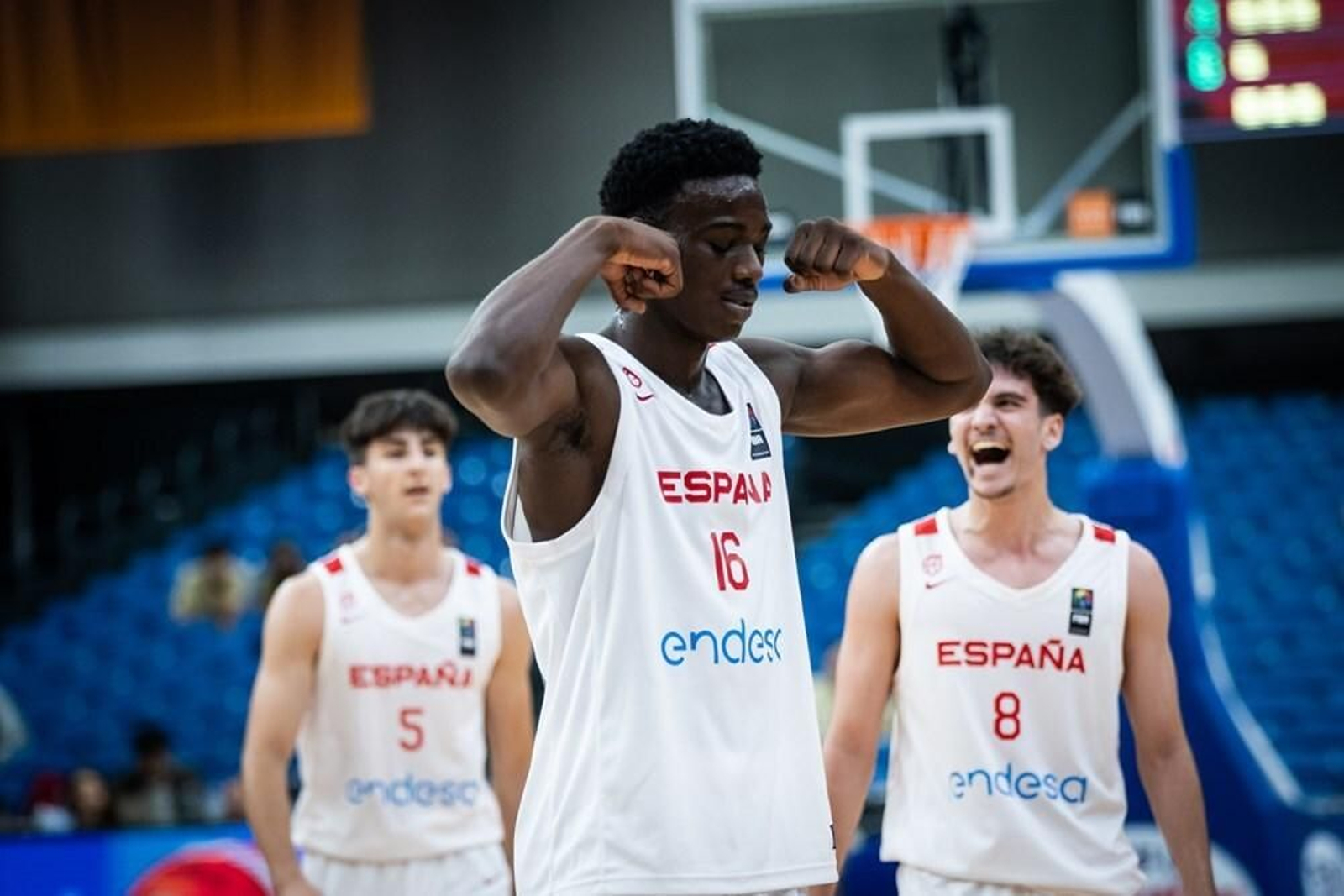 Victory Onuetu celebra una canasta.