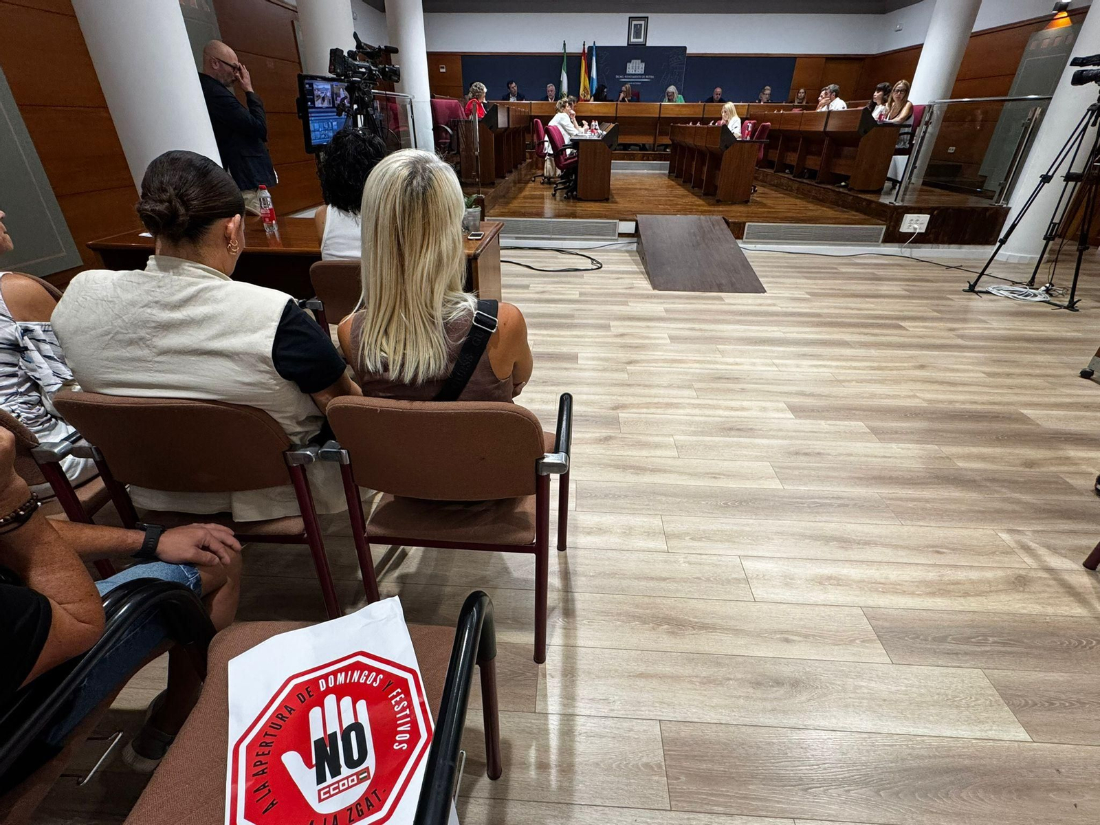 Varios trabajadores han accedido al pleno durante el debate de la ZGAT de Motril