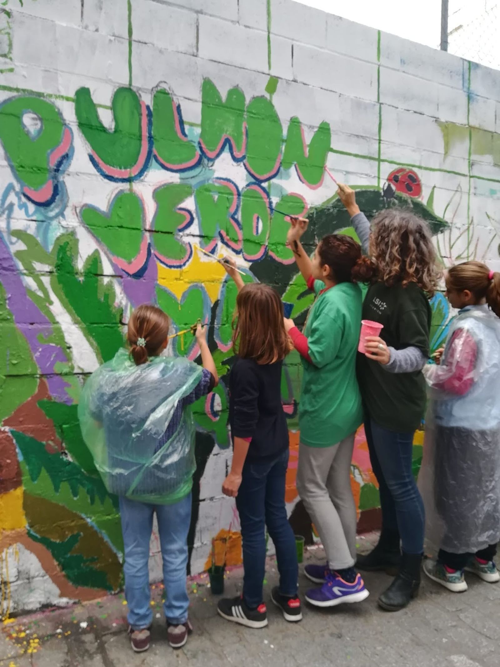El barrio ha pintado sobre el muro el destino de pulmón verde que quiere para este solar.
