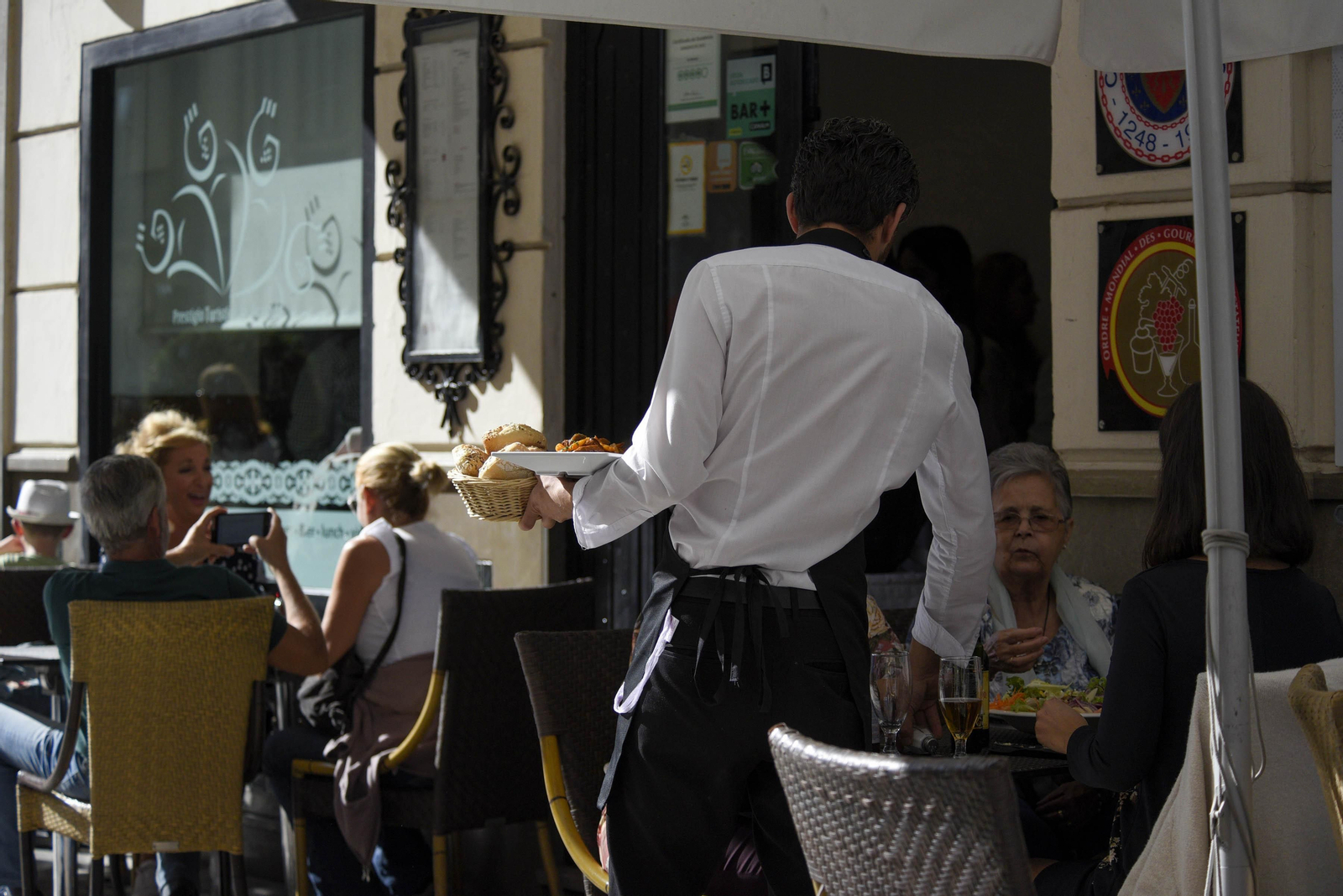 La hostelería y el comercio han elevado el número de nuevas relaciones laborales un 12,5%.