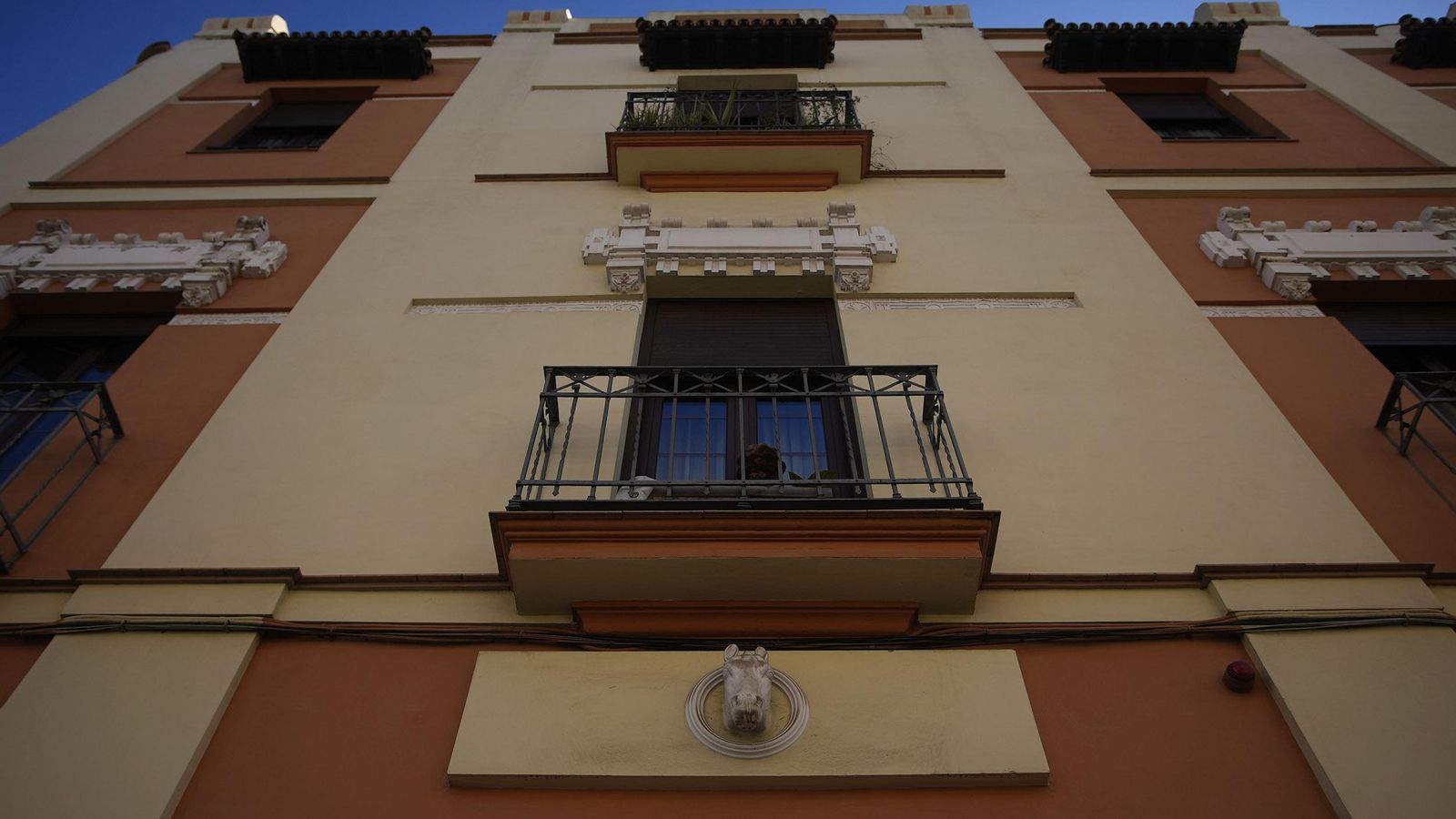 La decoración del edificio que alberga en su interior el antiguo Garaje Laverán.