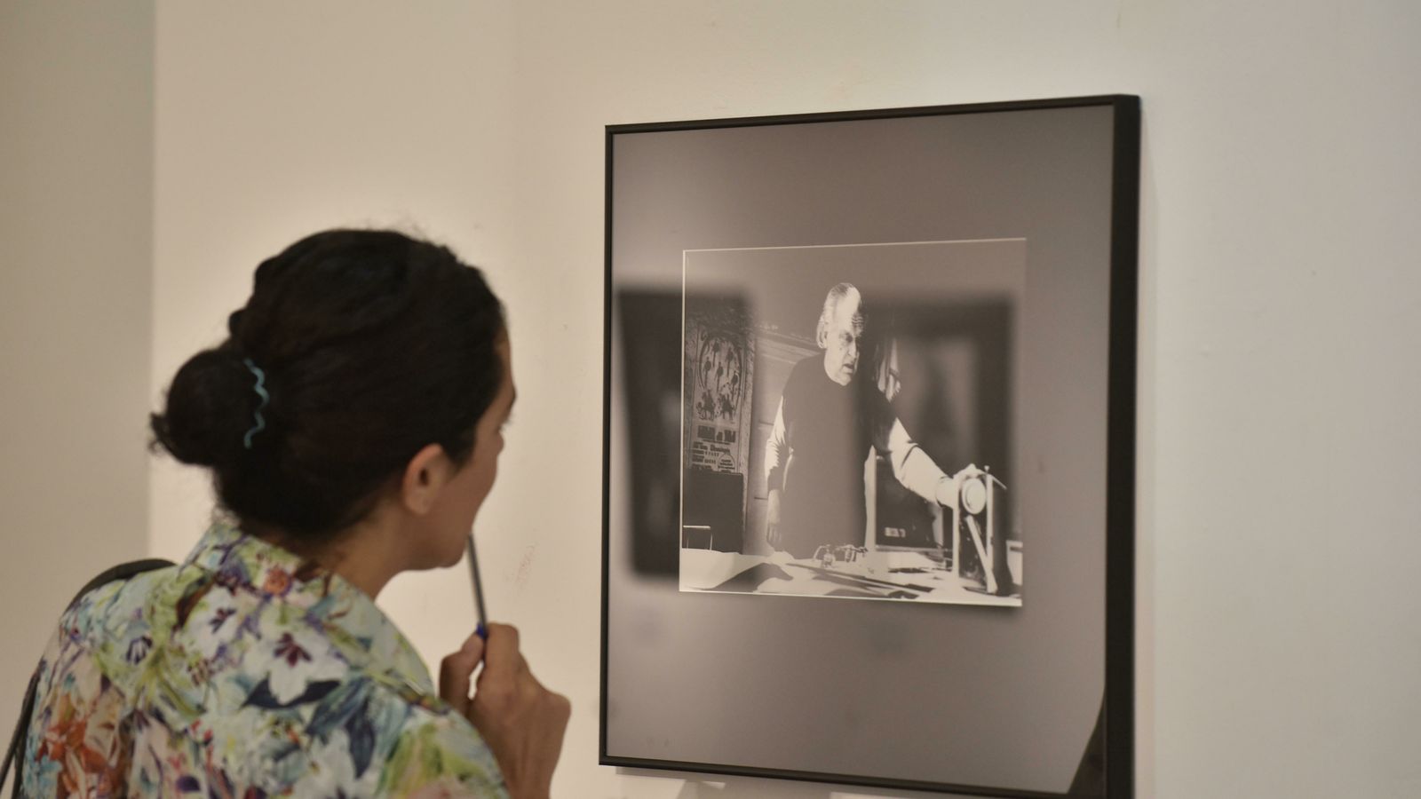 Una espectadora contempla una de las imágenes tomadas por el editor.
