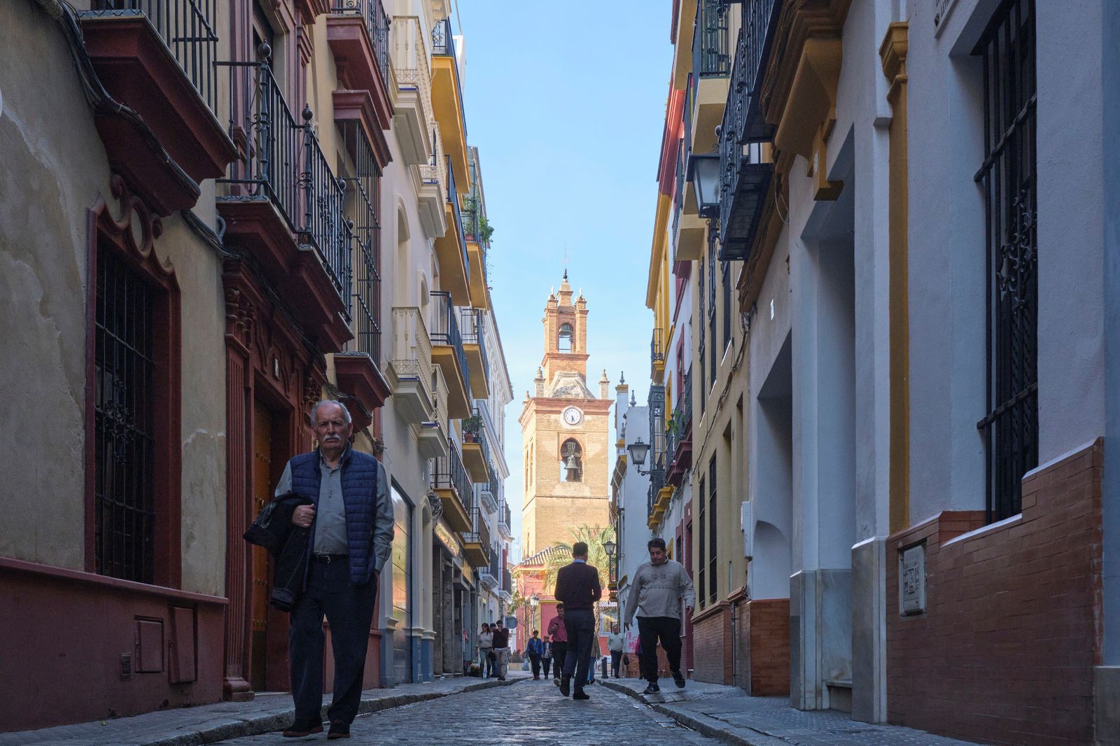 La calle Cardenal Spínola se hace avenida cuando llega la Semana Santa.