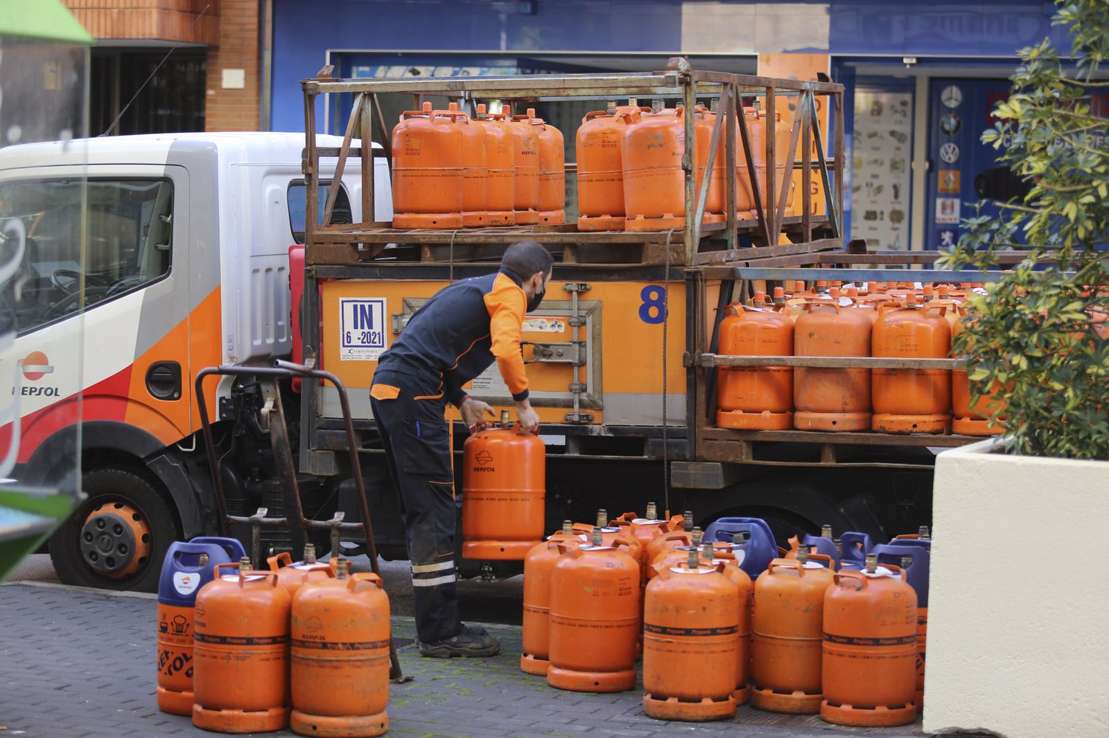 Descarga de bombonas de butano.