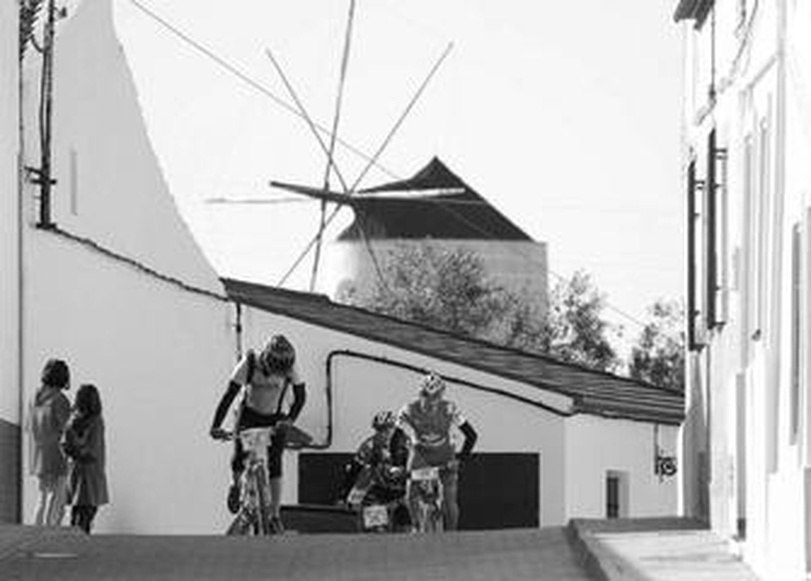 Algunos de los participantes se esfuerzan en alcanzar la cima de una subida.