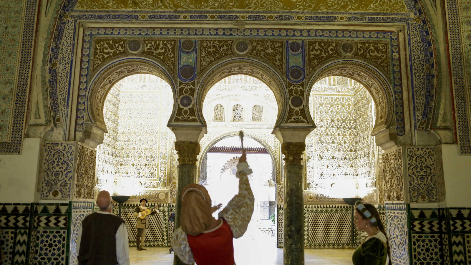 Las visitas teatralizadas en el Alcázar en imágenes