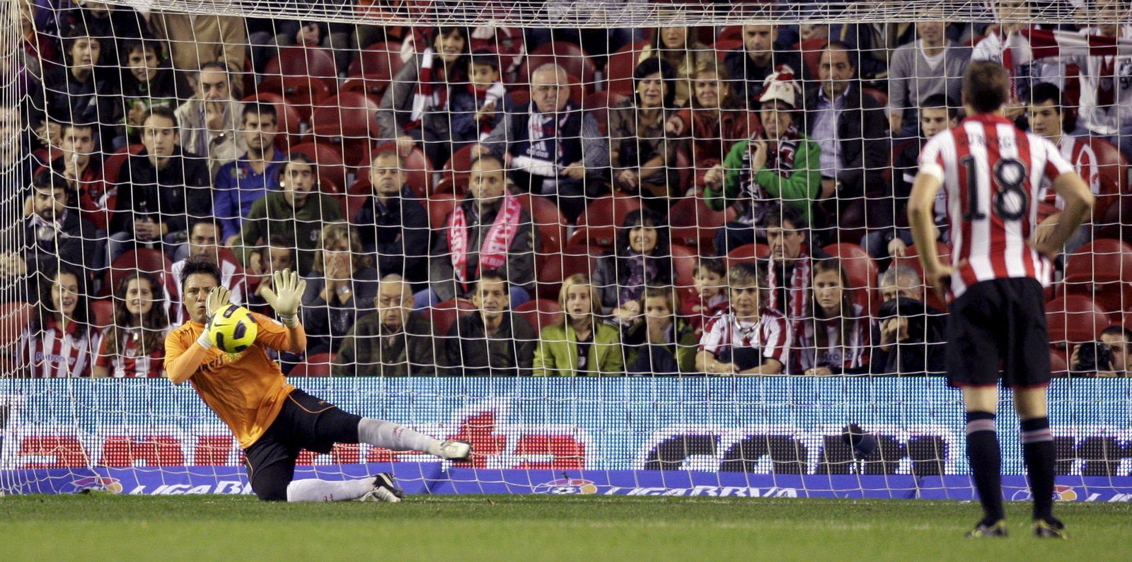 Alves detiene un penalti en el viejo San Mamés al Athletic, su víctima preferida. En concreto, chutó San José.