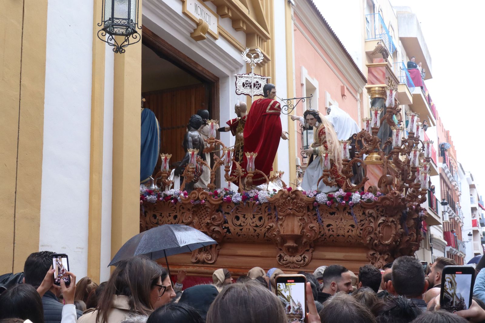 Las mejores imágenes del Martes Santo en Huelva: La Hermandad de La Sentencia