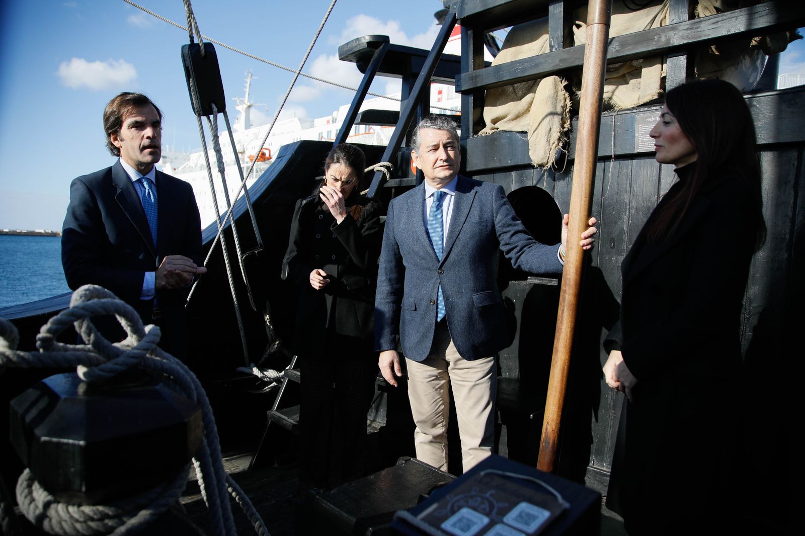 Imágenes de la visita del Consejero Antonio Sanz a la Nao Victoria