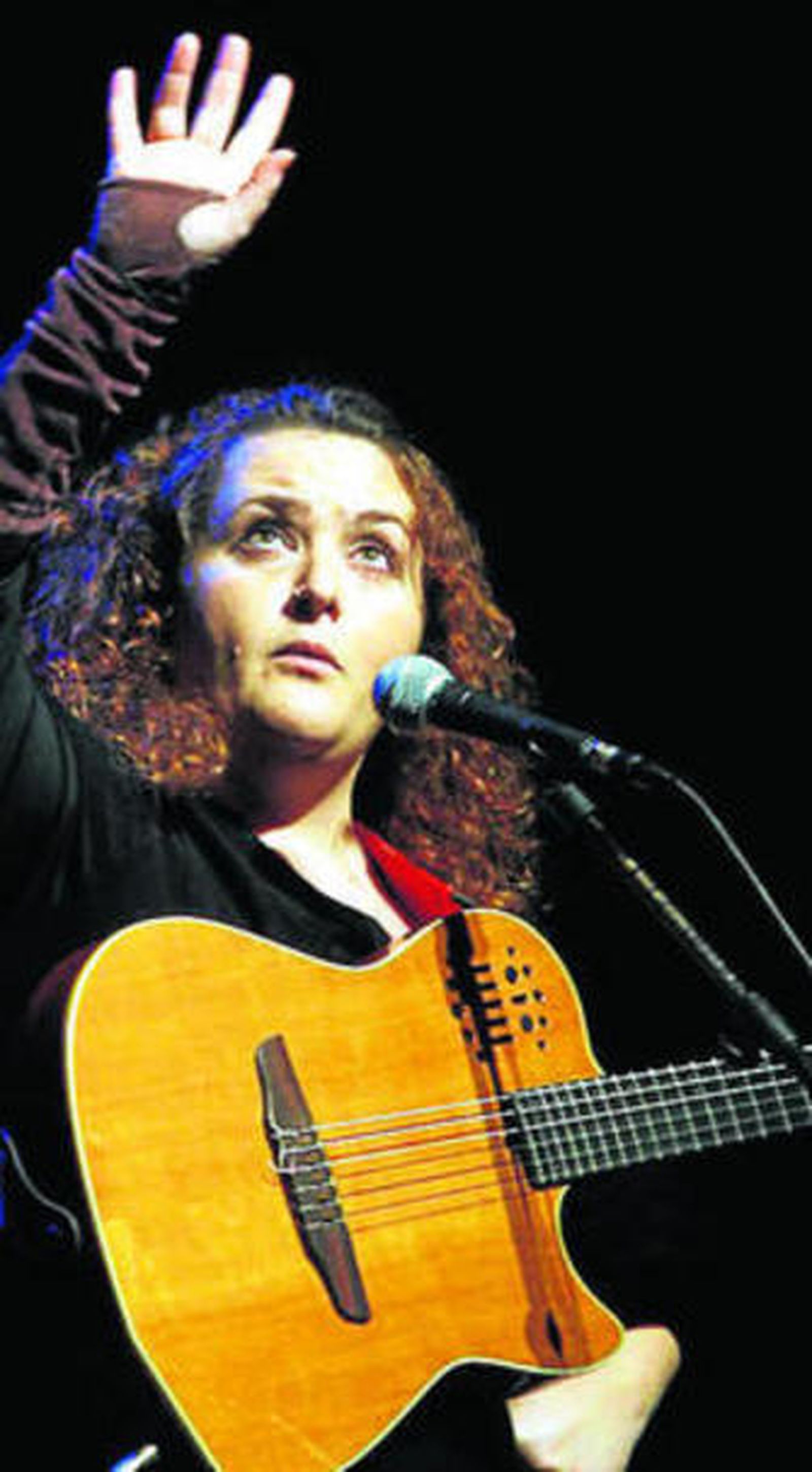 1. Javier Krahe cerrará este año 'Abril para Vivir'. 2. La cantautora Elena Bugedo, en una pasada edición del encuentro. 3. Juan             Trova, director de 'Abril para Vivir', ayer, junto a los responsables institucionales que apoyan el encuentro.