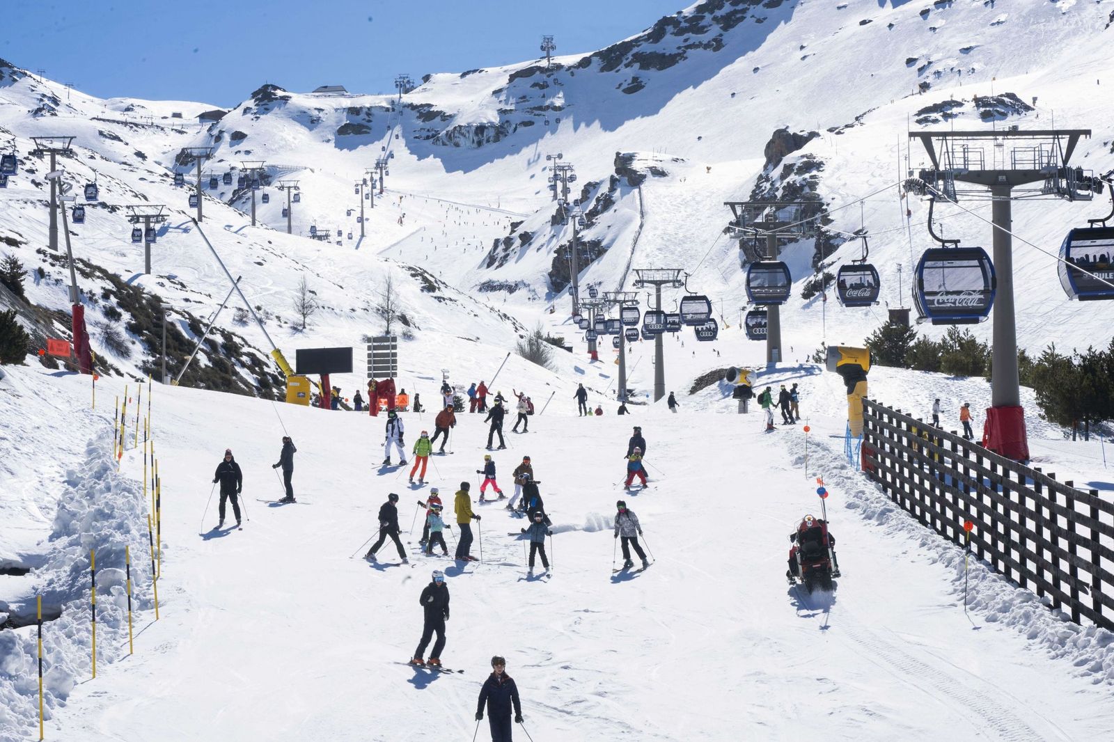 Imagen de la parte final de la pista de El Río de Sierra Nevada, donde se concentran esquiadores