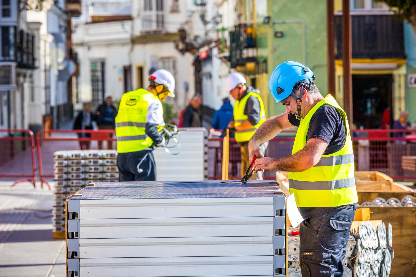 Primeros trabajos para el montaje de la Carrera Oficial de la Semana Santa en San Fernando