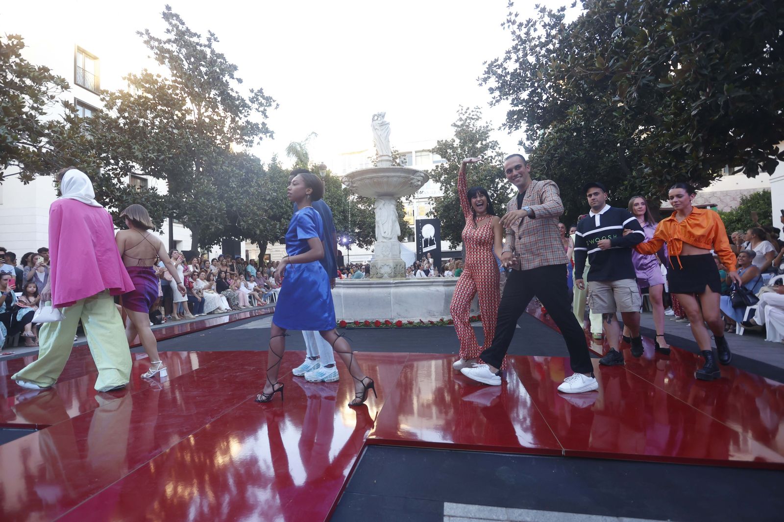 Las imágenes del Desfile de Jóvenes Diseñadores en la Plaza de la Magdalena