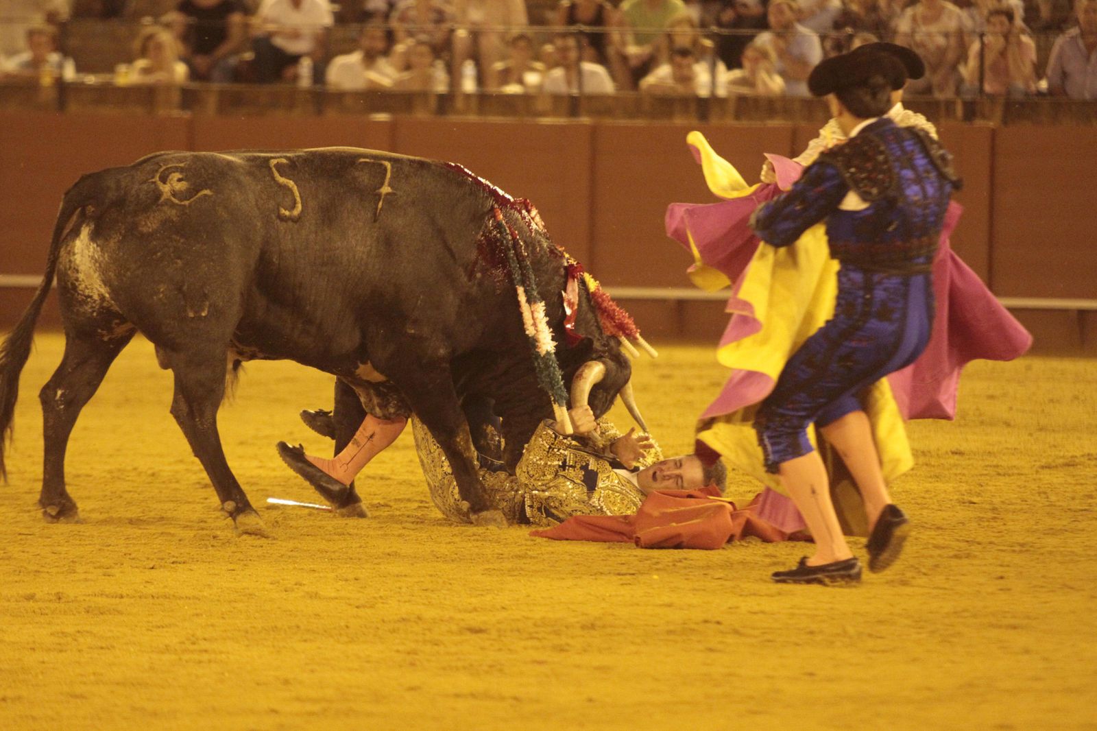 Ferrater Beca, con el segundo, protagonizó dos cogidas sin ser corneados