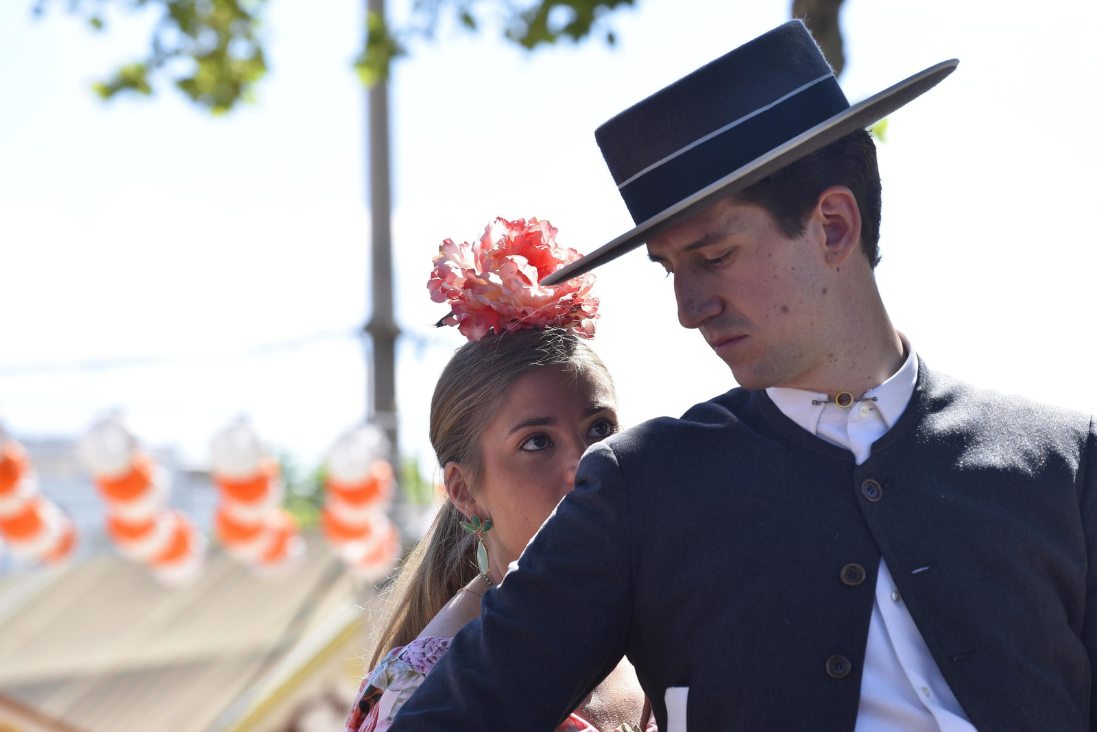 Un jinete y una flamenca, a la grupa, en el último día del Paseo de Caballos.