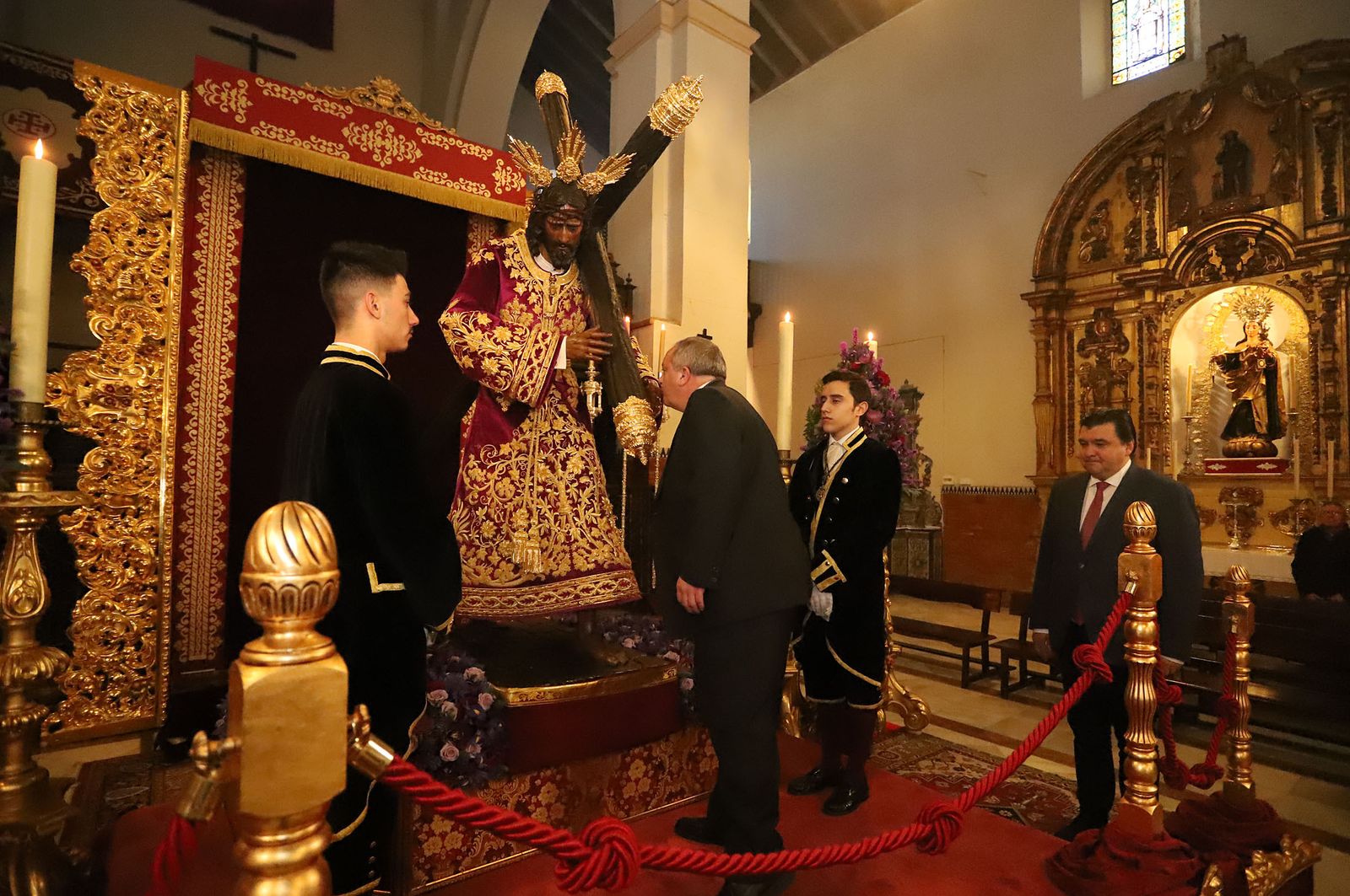 Imágenes de la bendición la la nueva túnica del Señor de Pasión y posterior besamanos