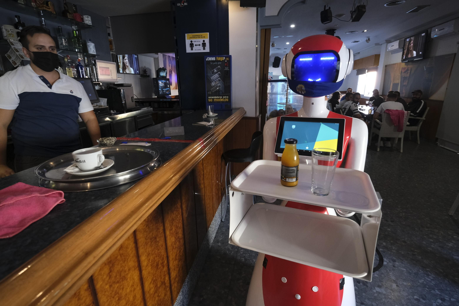 Fotogalería de Herbelita, la robot camarera de El Alquián.