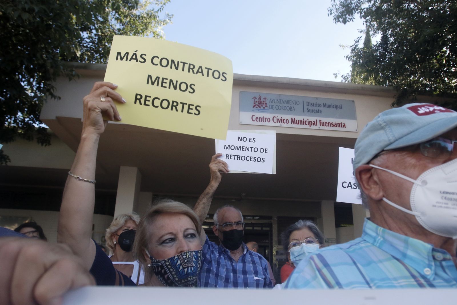 El encierro para exigir la apertura de los centros cívicos de Córdoba, en imágenes